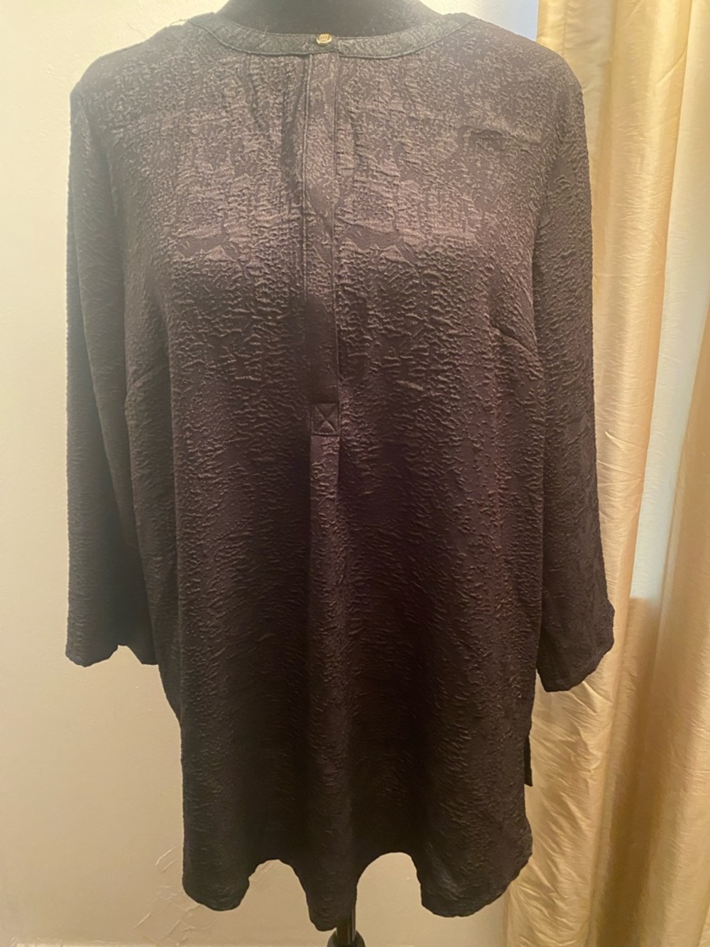 Liz Claiborne Black Textured Long-Sleeve Tunic